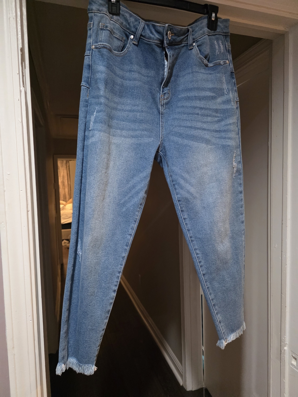 Women's Light Blue High-Rise Cropped Jeans with Frayed Hem